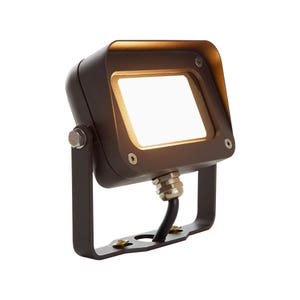 VOLT®7W集成黄铜LED泛光灯，轭架安装。