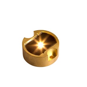 VOLT®BuddyPro™黄铜灯水滴冰球(2700 k)照亮。