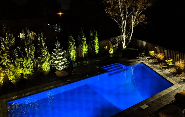 照明的室外游泳池和露台