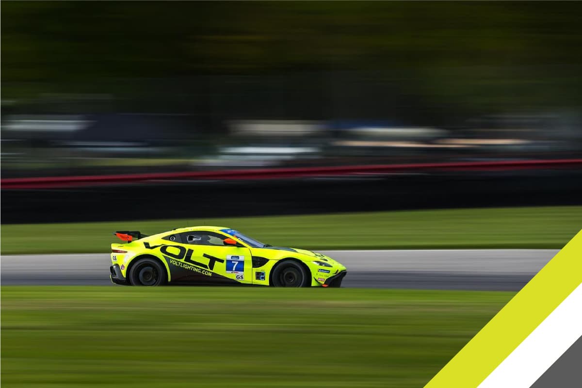 阿斯顿·马丁(Aston Martin)Vantage GT4在赛道上