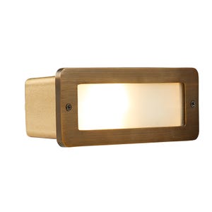 Volt®Bunker黄铜开放式台阶式灯照明。