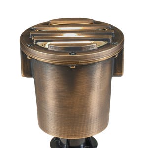 VOLT®Salty Dog MR16磨丝黄铜井灯具有磨丝防眩光保护，以控制直射光。