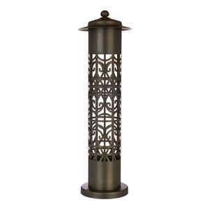 VOLT®柏木圆形黄铜护柱灯，带有图案壁板，使用灯光创造优雅的阴影。