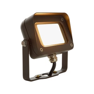VOLT®10W集成黄铜LED泛光灯与轭架安装在铝青铜。
