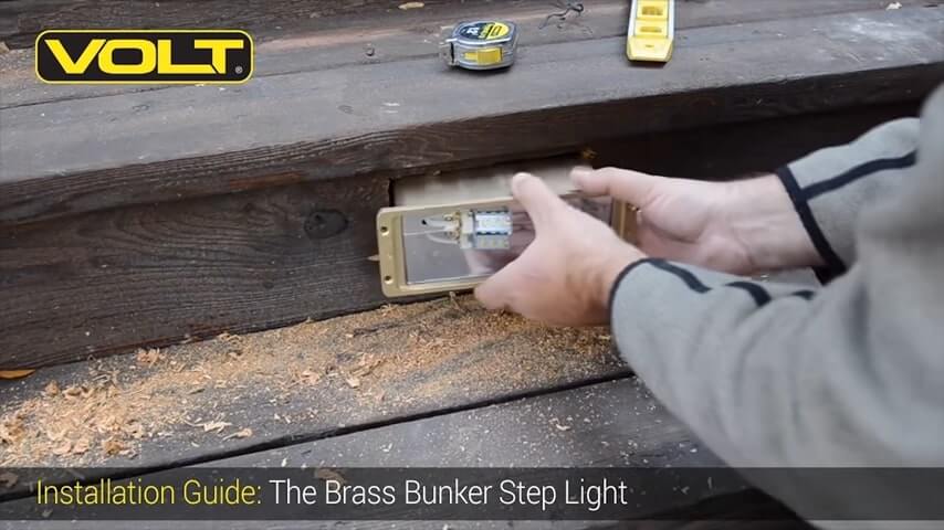 步骤9：将Bi-PIN LED灯泡插入插座，使布线连接在甲板下，然后将夹具设置到位。