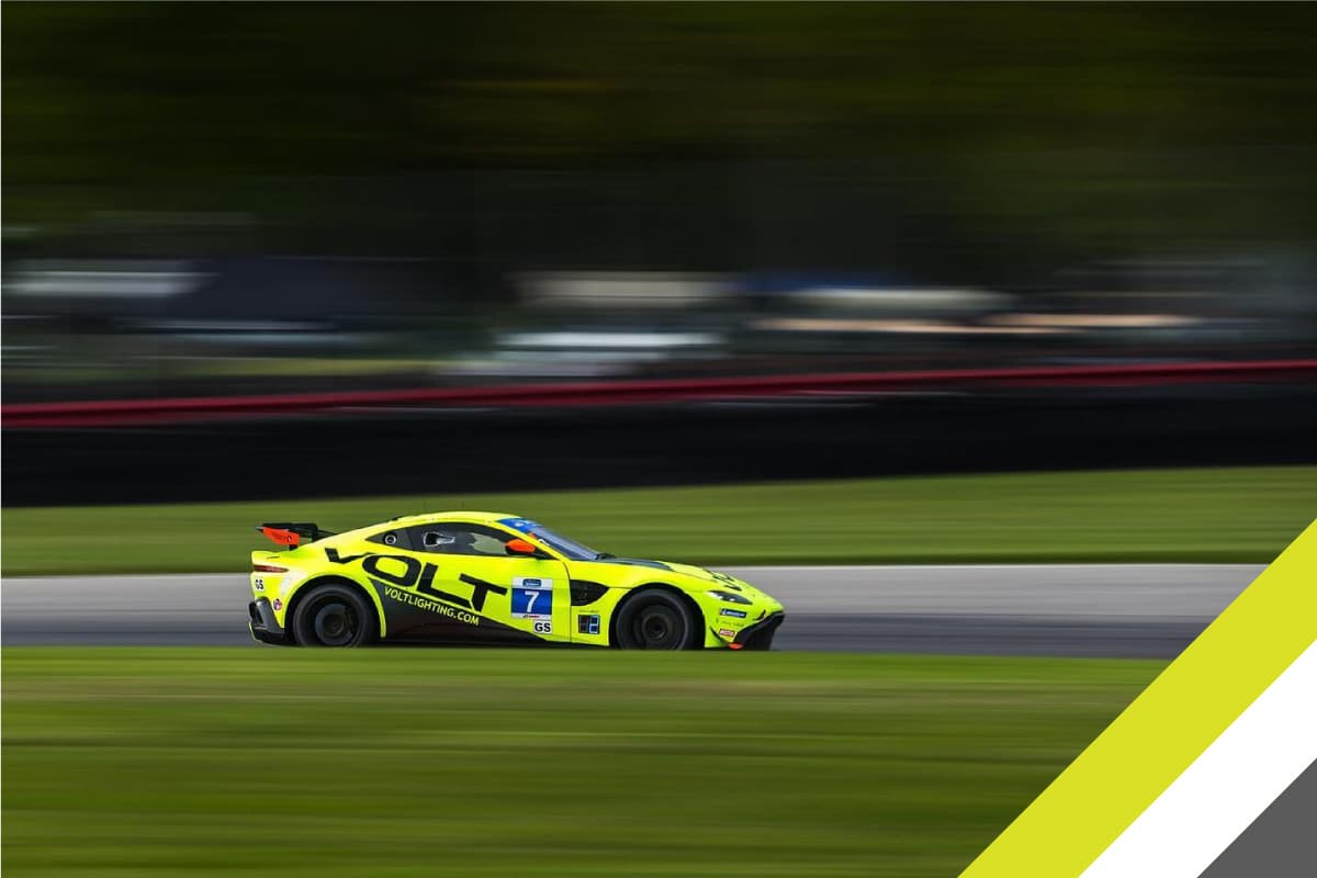 阿斯顿·马丁（Aston Martin）Vantage GT4在赛道上